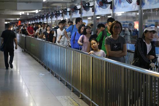 Passengers wait in line for cabs at Beijing South. (WANG JING/CHINA DAILY)
