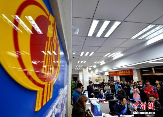 People wait for their value-added tax invoices at a tax office in Lhasa, Southwest China's Tibet Autonomous Region. (File photo/China News Service)