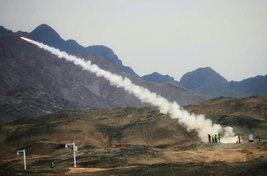 Soldiers shoot at a target during the Clear Sky contests of the International Army Games 2018 in Korla, Xinjiang Uygur autonomous region. Seven countries took part in the competition on Tuesday. (Photo/Xinhua)