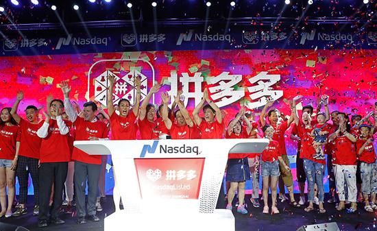 Pinduoduo employees celebrate the firm's listing on the Thursday in Shanghai. (Photo/China News Service)