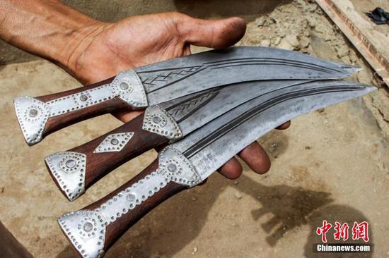 Yemeni blacksmiths transform shrapnel into heirlooms
