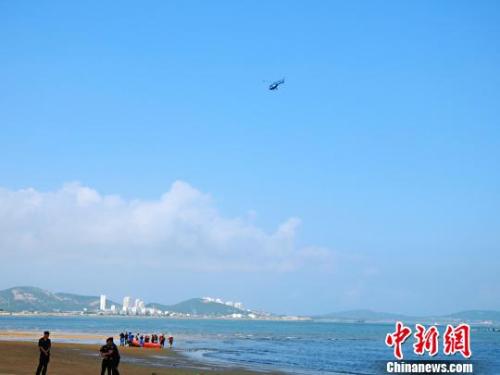 Rescuers search the missing twin girls at a beach in eastern Qingdao City, Shandong Province, Aug. 6, 2018. (Photo/China News Service) 