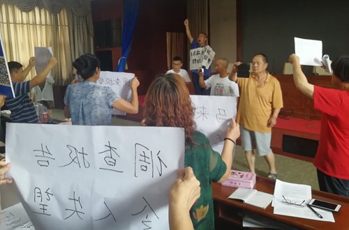 Relatives protest against the report that fails to give definitive answers about the accident. (Photo: Hu Yuwei/GT)