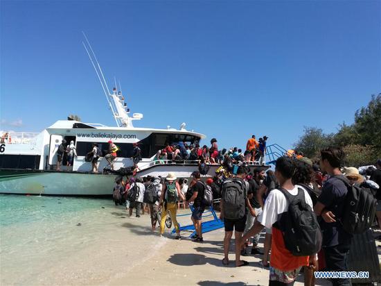 Visitors evacuate from Gili Trawangan near Lombok Island in Central Indonesia, Aug. 6, 2018. (Photo/Xinhua)