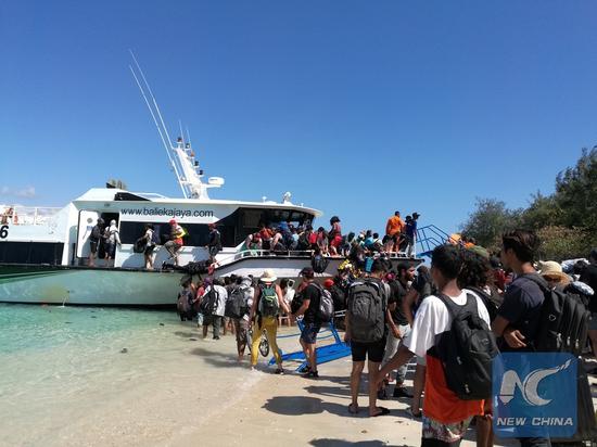 Visitors evacuate from Gili Trawangan near Lombok Island in Central Indonesia, Aug. 6, 2018.m (Xinhua/Liang Fangfang)