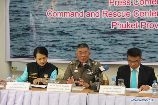 Phuket Police Commander Teerapol Thipjaroen (C) introduces the conditions of investigation on the sunken tourist boat Phoenix at a press conference held in Phuket, Thailand, on Aug 7, 2018. Thai officials said on Tuesday that they plan to salvage the sunken tourist boat Phoenix before Aug 12, if weather condition is good, while the investigation into the tragedy which happened on July 5 is underway.(Photo/Xinhua)