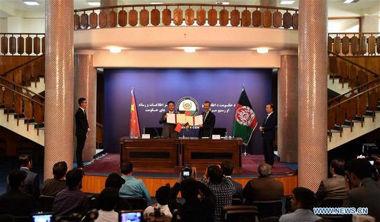 Chinese Ambassador to Afghanistan Liu Jinsong (C-L) and Afghan state minister for disaster management and humanitarian affairs Najib Aqa Fahim attend a joint press conference in Kabul, Afghanistan, Aug. 7, 2018. Chinese embassy to Afghanistan announced Tuesday that China will provide rice and flour as emergency food assistance to drought-affected areas in the militancy-hit Afghanistan. (Xinhua/Dai He)