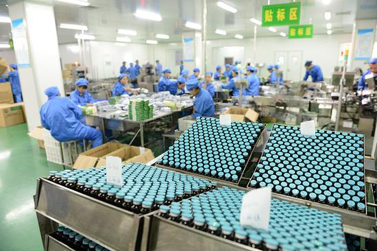 Employees of Fusen Group, a Henan province-based healthcare company, work at a production facility in Zhengzhou, capital of Henan. (Photo/Xinhua)