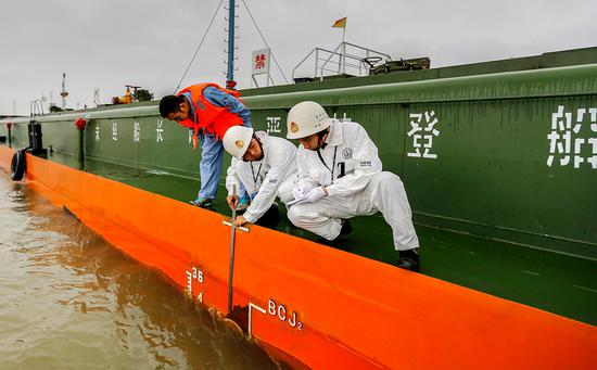 Engineers check the depth of the Yangtze River as part of an ongoing dredging project. (Photo/China Daily)