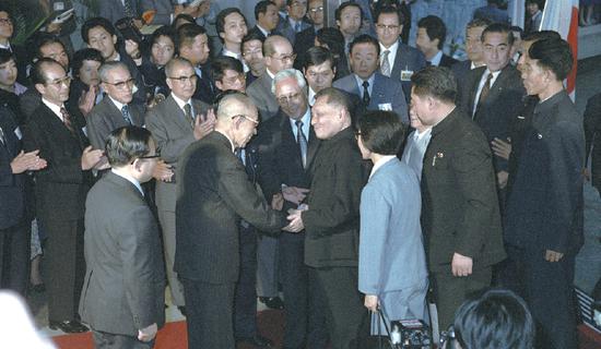 Deng Xiaoping shakes hands with Konosuke Matsushita at Panasonic's television factory in Osaka, Japan, in 1978. (Photo/Courtesy of Panasonic Corporation)