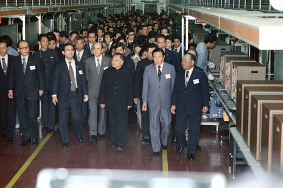 Deng Xiaoping in Panasonic's television factory in Osaka in 1978. (Photo/Courtesy of Panasonic Corporation)