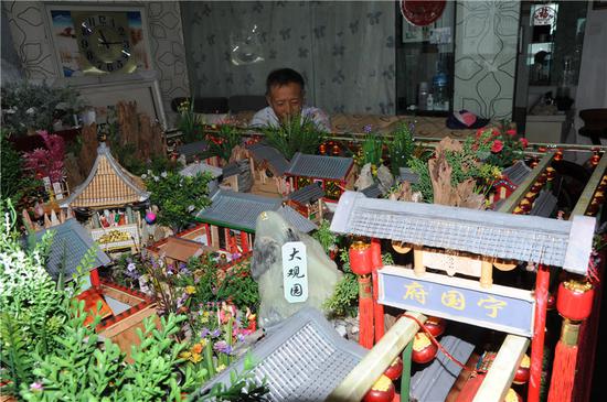 Man re-creates garden from Chinese classic in mini landscape