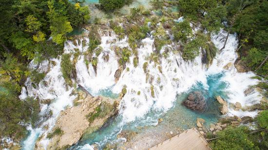 A new waterfall scene has formed after a 7.0-magnitude quake a year ago at Jiuzhaigou National Park in Sichuan Province. (XUE CHEN/XINHUA)