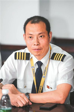 A file photo shows pilot Liu Chuanjian at the headquarters of Sichuan Airlines in Chengdu, Sichuan Province. (Photo/chinadaily.com.cn)
