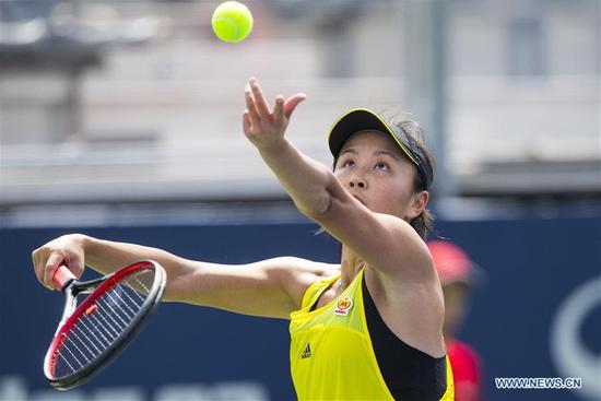 Peng Shuai of China serves to Ekaterina Makarova of Russia during their first round match of women's singles at the 2017 Rogers Cup in Toronto, Canada, Aug。 8, 2017. （Photo/Xinhua）