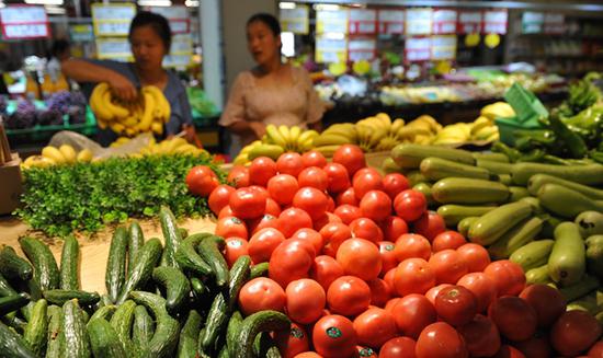 Citizens buy vegetable at a market in Nantong City, east China's Jiangsu Province, Aug. 9, 2018. China's consumer price index (CPI), a main gauge of inflation, rose 2.1 percent year on year in July, compared with 1.9 percent for June, data from the National Bureau of Statistics (NBS) showed Thursday. (Xinhua/Xu Congjun)