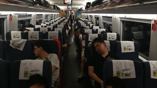 Passengers fall into sleep after the G40 bullet train on the Hangzhou East-Beijing South railway line is delayed for about 6 hours, Aug. 13, 2018.  (Photo from the internet)