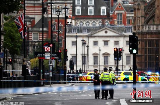 London counter-terror police have initiated an investigation after a car ploughed into people and crashed into security barriers outside the British House of Parliament on Tuesday morning in the downtown area of the British capital. (Photo/Chinanews.com)