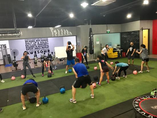 Director of Crossfit Slash, Cabbage, training his class (Photo/CGTN)