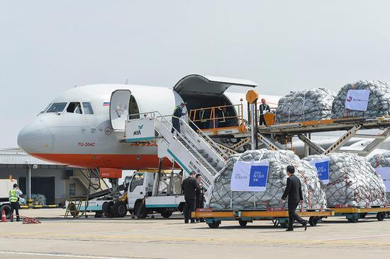 Goods are loaded onto a plane, which will head for Moscow, at Hangzhou Xiaoshan International Airport. The trans-continental air freight route, under the operation of Cainiao Network Technology Co Ltd, has been in service since March 29.  (Photo by Yang Xiaoxuan/for China Daily)