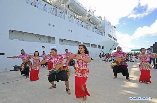 People perform traditional dance to welcome Chinese naval hospital ship Ark Peace in Nukualofa, Tonga, Aug. 13, 2018. The Chinese naval hospital ship Ark Peace arrived in the Tongan capital of Nukualofa on Monday for an eight-day goodwill visit and humanitarian medical service. (Xinhua/Jiang Shan)