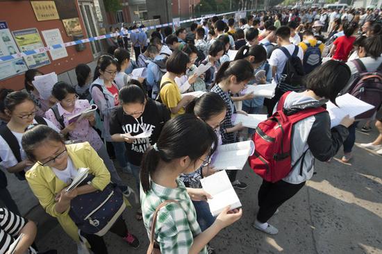 Examinees make time for last-minute revision before the first gaokao exam of the year in Haian, Jiangsu Province. (Photo/Xinhua)