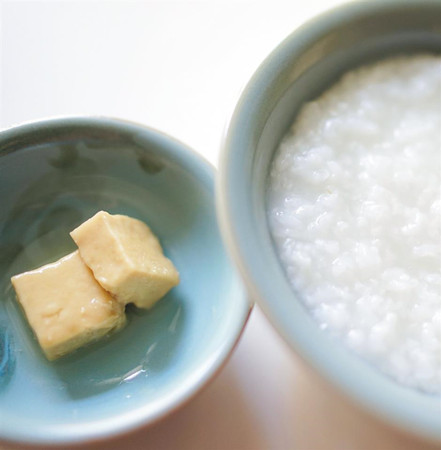 Congee and fermented tofu is a classic Chinese comfort food. (Photo/Shine.cn)