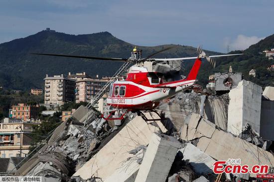 Firefighters and rescue workers deploy a ladder at the collapsed Morandi Bridge in the port city of Genoa, Italy August 14, 2018.  (Photo/Agencies)