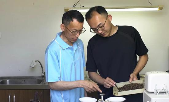 Tseng (right) and his father taste this year's tea from the plantation at their home. (Photo provided to China Daily)