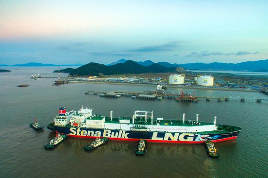 A cargo ship carrying liquefied natural gas enters a port in Zhoushan, Zhejiang Province, earlier this month. (Photo by YAO FENG/FOR CHINA DAILY)