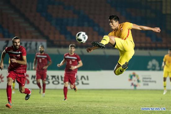 Zhang Yuning (1st R) of China competes during the men's football Group C match between China and Syria at the 18th Asian Games 2018 in Bandung, Indonesia on Aug. 16, 2018. (Xinhua/Wu Zhuang)