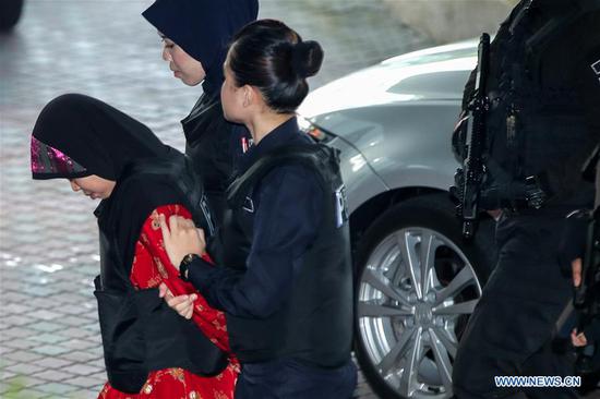 Malaysian police take Indonesian Siti Aisyah from the court back to jail, in Shah Alam, Malaysia, on Aug. 16, 2018. Two female suspects accused of murdering a man from the Democratic People's Republic of Korea (DPRK), were called to enter their defense by a Malaysian judge on Thursday. (Xinhua) 