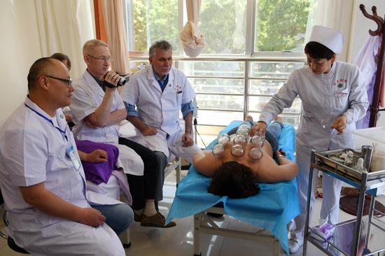 A group of Russian doctors study cupping practice at a traditional Chinese medicine hospital in Gansu province. (Photo/Xinhua)
