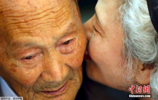 South Korean Lee Jung-sook, right, 68, whispers to her father Lee Heung Jong, 88, who lives in DPRK, during the separated family reunions at Mount Kumgang resort, DPRK, October 20, 2015. (Photo/Agencies)