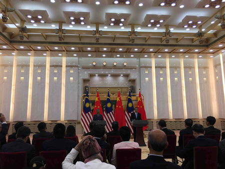 Chinese Premier Li Keqiang and his Malaysian counterpart, Mahathir Mohamad, hold a joint press conference in Beijing on August 20. /CGTN Photo‍