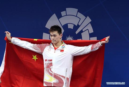 Sun Yang of China attends the awarding ceremony after winning the gold medal of Men's 800m Freestyle Final in the 18th Asian Games in Jakarta, Indonesia, Aug. 20, 2018. (Xinhua/Fei Maohua)