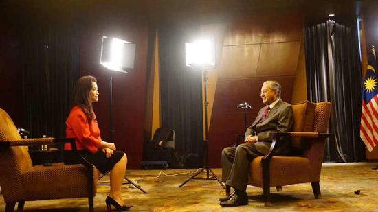 Visiting Malaysian Prime Minister Mahathir Mohamad (R) speaks with CGTN's Cheng Lei in Beijing, August 19, 2018. /CGTN Photo