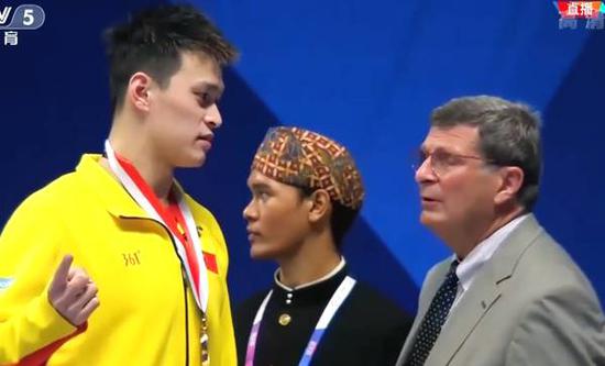 Sun Yang asks the officials to rise the flag again after the men's 200-meter freestyle medal ceremony at GBK Aquatics Center in Jakarta, Indonesia on Aug 19, 2018. (Photo/Video Snapshot)
