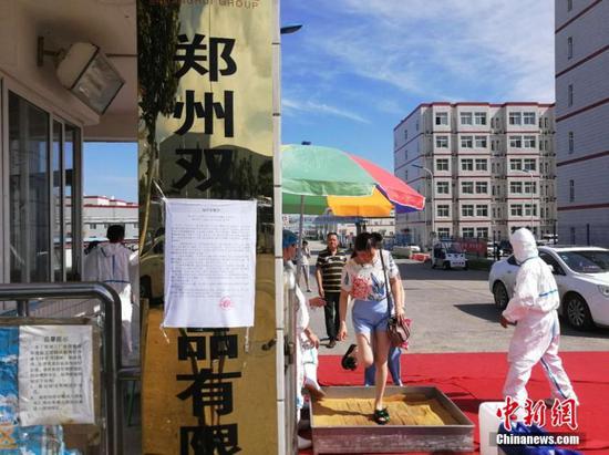 A worker was disinfected at the entrance to a plant of Shuanghui Group, China's largest pork producer and processor, in Zhengzhou City, Central China’s Henan Province, Aug. 17, 2018.  (Photo: China News Service/Liu Peng)