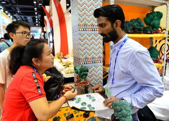 A Pakistani retailer introduces jewelry products to Chinese visitors at the China-ASEAN Expo held in Nanning, Guangxi Zhuang autonomous region, last September. (Photo/Xinhua)