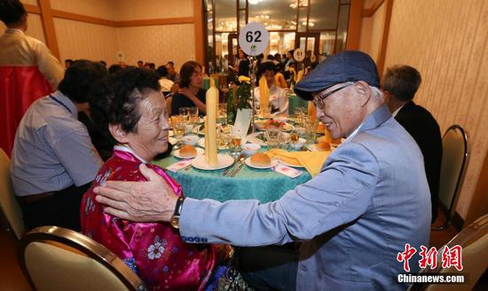 DPRK and ROK family members meet during a reunion at DPRK's Mount Kumgang resort, near the demilitarized zone (DMZ), DPRK, August 20, 2018.  (Photo/China News Service)