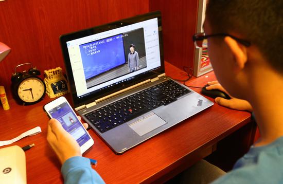A student of Beijing No 2 Middle School studies online. (Photo provided to China Daily)