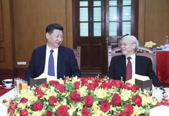 Chinese President Xi Jinping (L), also general secretary of the CPC Central Committee, meets with General Secretary of the CPV Central Committee Nguyen Phu Trong in Hanoi, Vietnam, November 13, 2017. (Xinhua Photo)