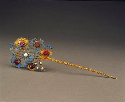 Gold hairpin with semi-precious stones. /The Palace Museum Photo