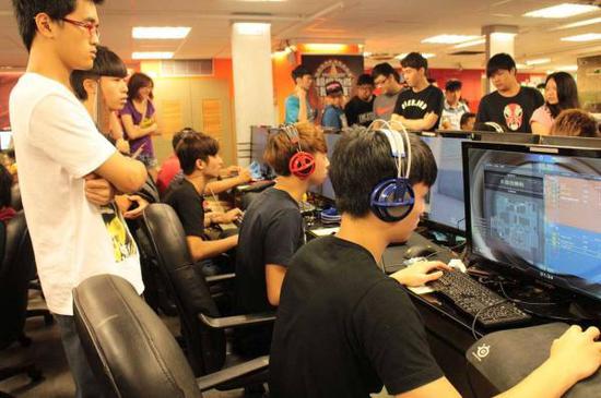 Electronic sports was included as an exhibition event in this year's Asiad and is very likely be to a formal competition in the next game in Hangzhou. The e-sports in Jakarta consist of six worldwide popular games and Chinese players will participate in three of them.
