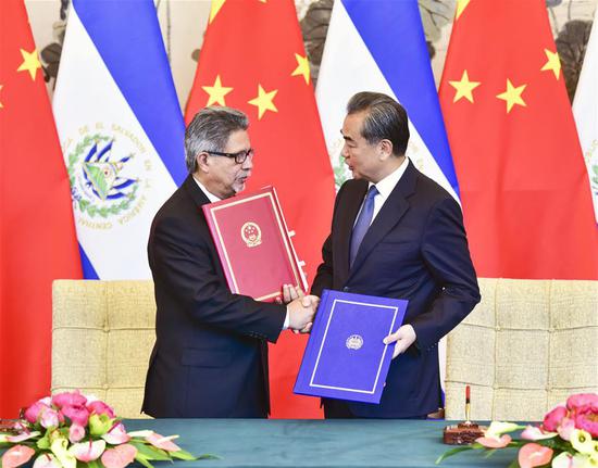 Chinese State Councilor and Foreign Minister Wang Yi (R) and Salvadorean Foreign Minister Carlos Castaneda sign a joint communique in Beijing, capital of China, Aug. 21, 2018. The People's Republic of China and the Republic of El Salvador signed a joint communique in Beijing Tuesday establishing diplomatic relations. (Xinhua/Yin Bogu)