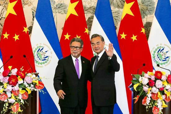 State Councilor and Foreign Minister Wang Yi and Salvadoran Foreign Minister Carlos Castaneda attend a joint news conference in Beijing on Tuesday. They signed a joint communique on the establishment of diplomatic ties. (XU JINGXING / CHINA DAILY)