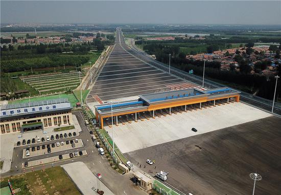 The Capital Region Ring Expressway connecting Beijing's Tongzhou and Daxing districts opened to traffic on Monday. (Photo/Xinhua)