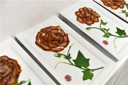 Quanjude restaurant's new menu includes "peony duck", or Peking roast duck that resembles a fully opened peony blossom. (Photo by Jiang Dong/China Daily)
