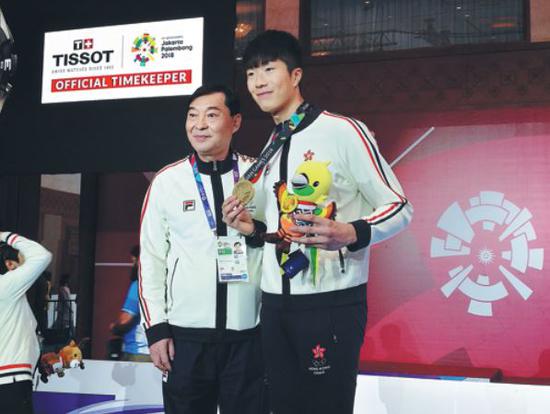 Hong Kong fencer Cheung Ka-long poses with coach Wang Changyong, who hails from Nanjing, Jiangsu province. (Photo: Li Shuo / for China Daily)